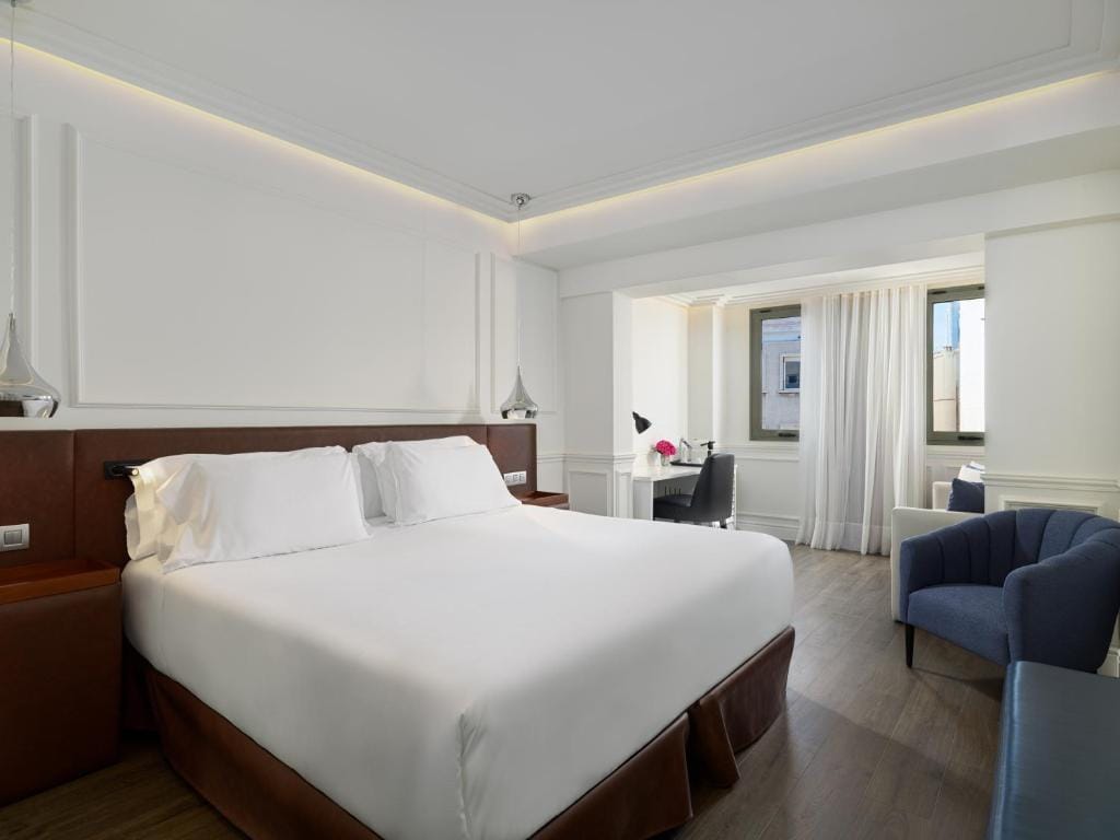 H10 Universitat — 2