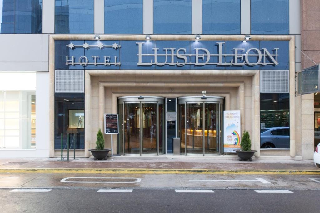 Silken Luis de León — 3