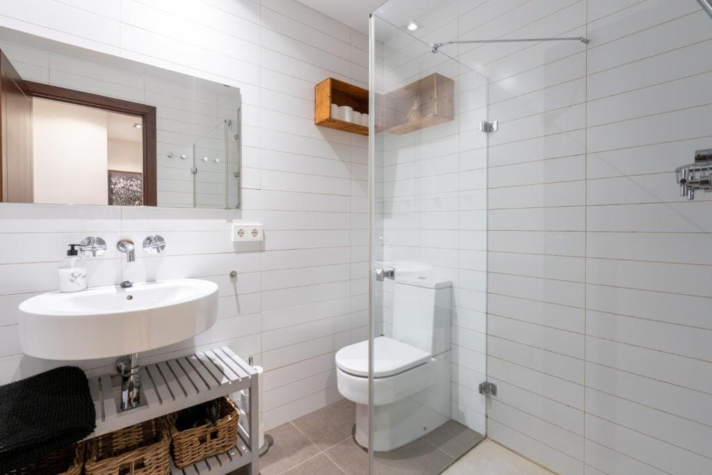 POC A POC SUITES — 3